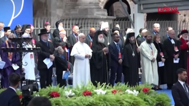 Papa al Colosseo: “Osiamo la pace, Dio vuole un mondo senza guerra”