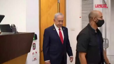 Israele, Netanyahu in tribunale per difendersi dall'accusa di corruzione