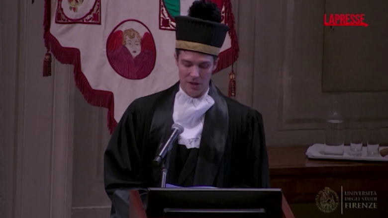 Roberto Bolle si commuove durante il discorso per la laurea honoris causa