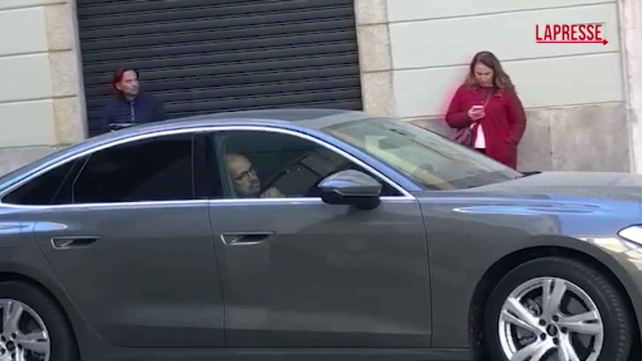 Mediobanca, il presidente di Mps Maione arrivato in sede Piazzetta Cuccia: "Portiamo saluto di buon lavoro" Mediobanca, il presidente di Mps Maione arrivato in sede Piazzetta Cuccia: "Portiamo saluto di buon lavoro"