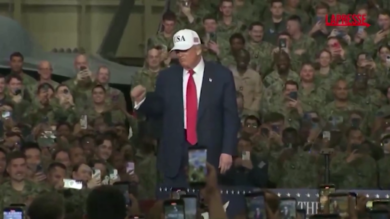 Giappone, Trump balla YMCA sulla portaerei USS George Washington