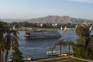 Egitto, in fiamme nave da crociera: 60 italiani a bordo in buone condizioni