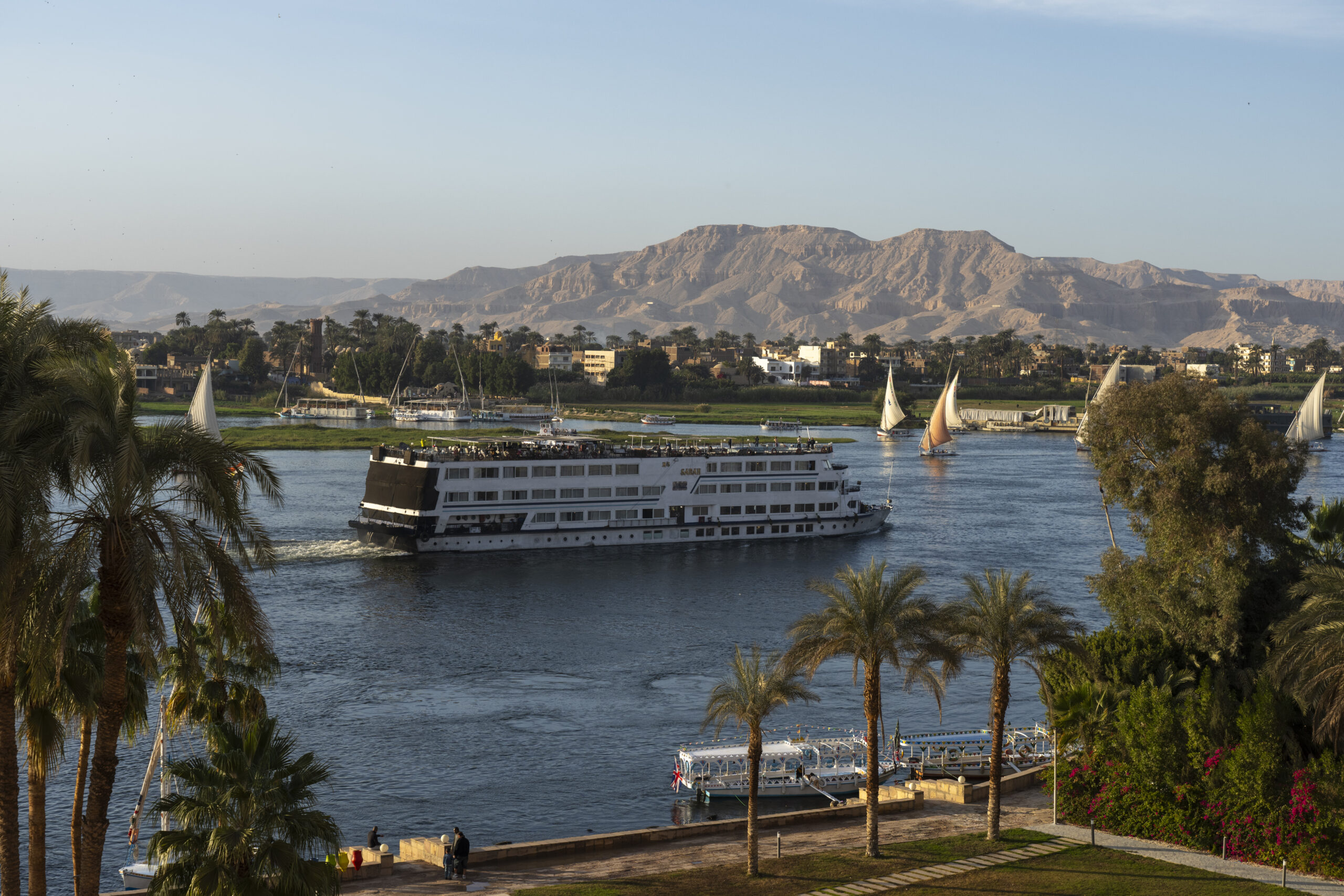 Egitto, in fiamme nave da crociera: 60 italiani a bordo in buone condizioni