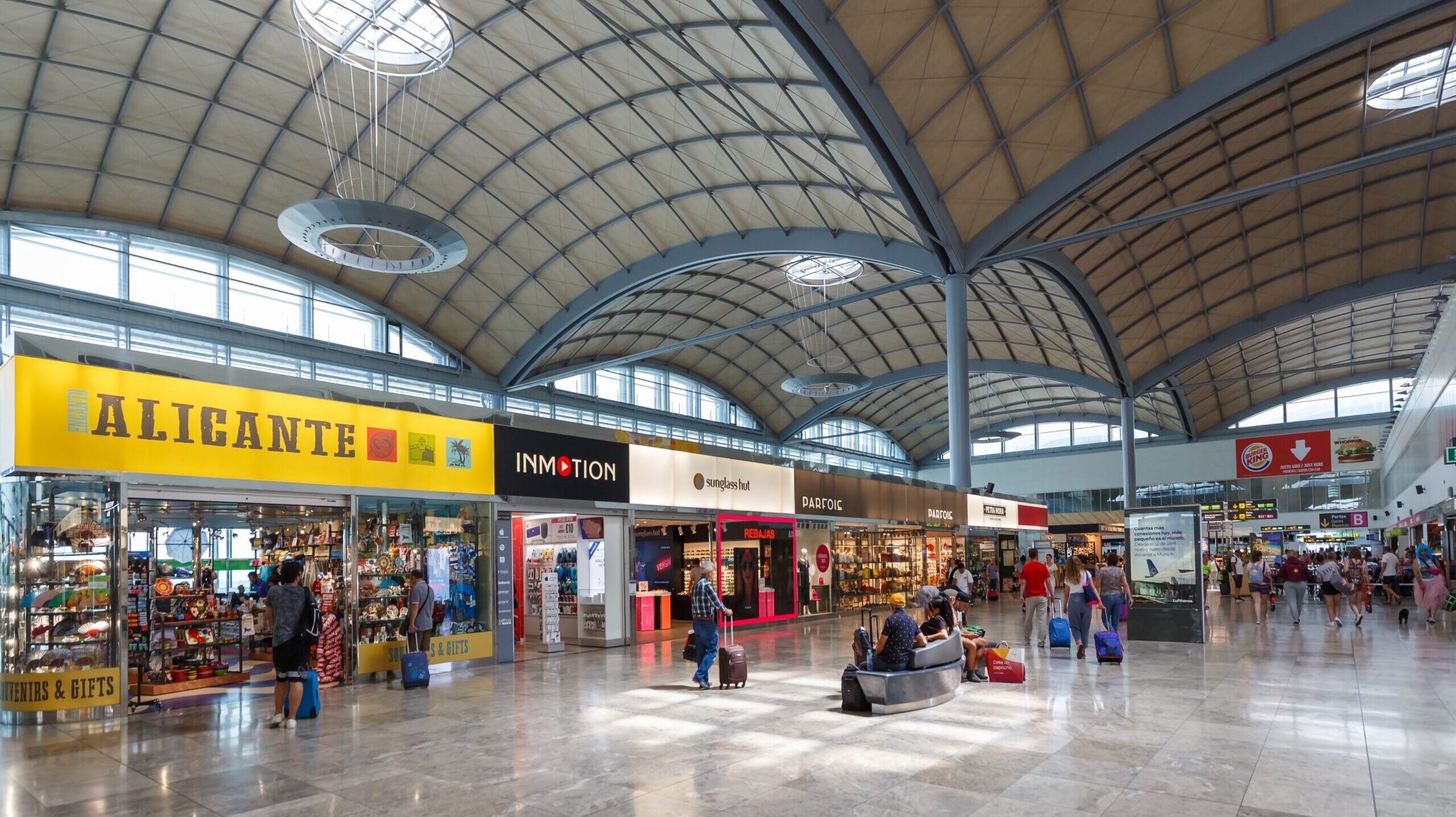 Spagna, chiuso per due ore spazio aereo scalo Alicante per avvistamento drone Spagna, chiuso per due ore spazio aereo scalo Alicante per avvistamento drone