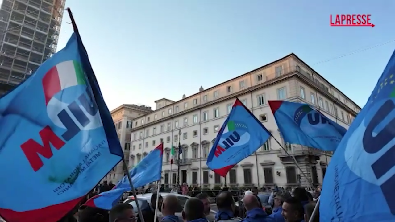 Ex Ilva, protesta dei sindacati a Palazzo Chigi: "Rischio chiusura impianti" Ex Ilva, protesta dei sindacati a Palazzo Chigi: "Rischio chiusura impianti"