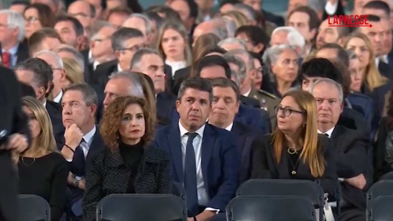 Spagna, Dana: a Valencia contestato governatore Mazon: "Vergogna, codardo" Spagna, Dana: a Valencia contestato governatore Mazon: "Vergogna, codardo"