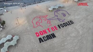 Netanyahu con il naso alla 'Pinocchio' e Trump: i ritratti sulla spiaggia di Tel Aviv