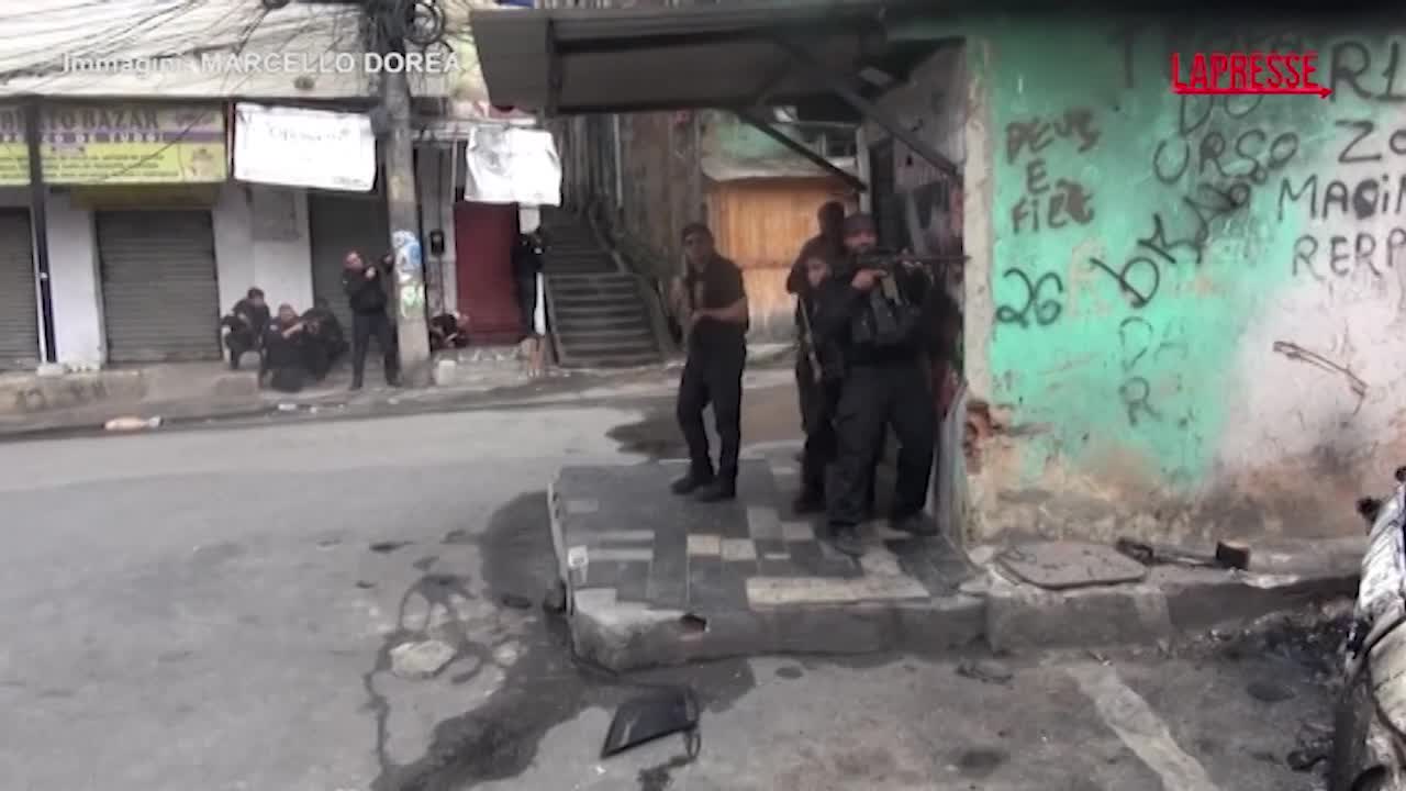 Brasile, raid della polizia contro una gang di Rio: almeno 60 morti e oltre 100 arresti Brasile, raid della polizia contro una gang di Rio: almeno 60 morti e oltre 100 arresti