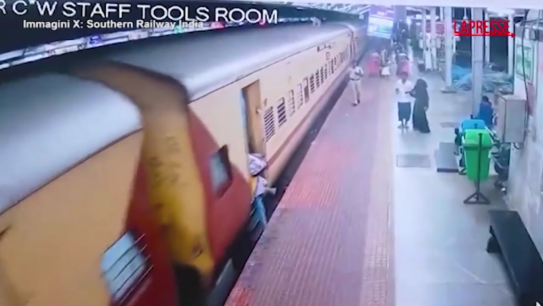 India, scivola mentre sale su un treno in corsa: donna salva per miracolo