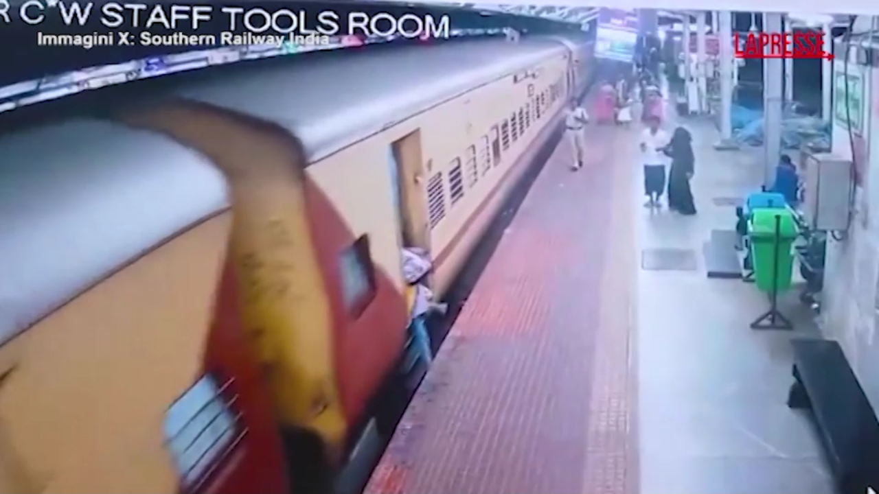 India, scivola mentre sale su un treno in corsa: donna salva per miracolo India, scivola mentre sale su un treno in corsa: donna salva per miracolo
