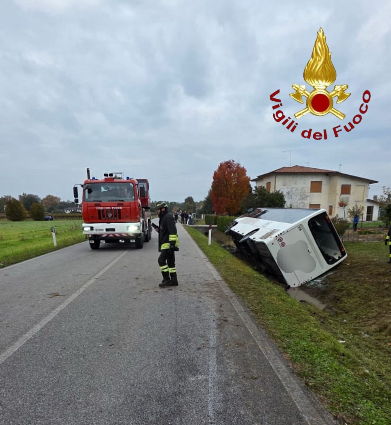 Treviso, autobus con a bordo studenti si scontra con auto: un morto Treviso, autobus con a bordo studenti si scontra con auto: un morto
