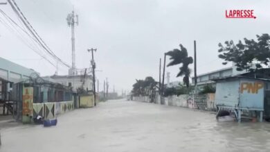 Giamaica, l'uragano Melissa allaga le strade di Kingston