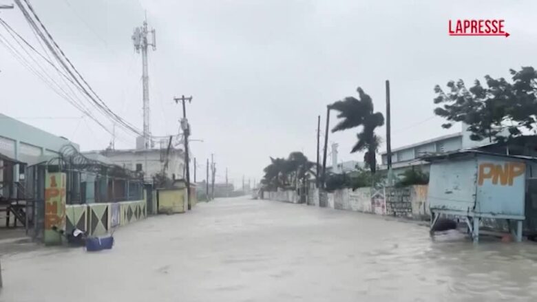 Giamaica, l'uragano Melissa allaga le strade di Kingston