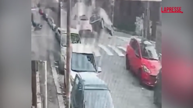 Roma, fuga in auto con incidente durante scambio di droga: il video dello schianto