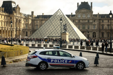 Furto al Louvre, incriminati anche una 38enne “complice” e un 37enne per rapina organizzata e associazione a delinquere