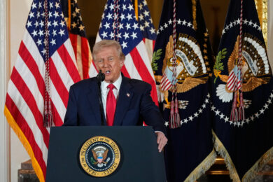 Trump in Corea del Sud, accordo sui dazi: 15% sulle auto. Domani il vertice con Xi