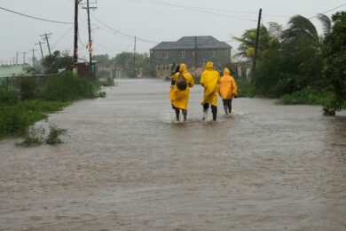Persone camminano lungo una strada durante il passaggio dell'uragano Melissa a Rocky Point, Giamaica, martedì 28 ottobre 2025