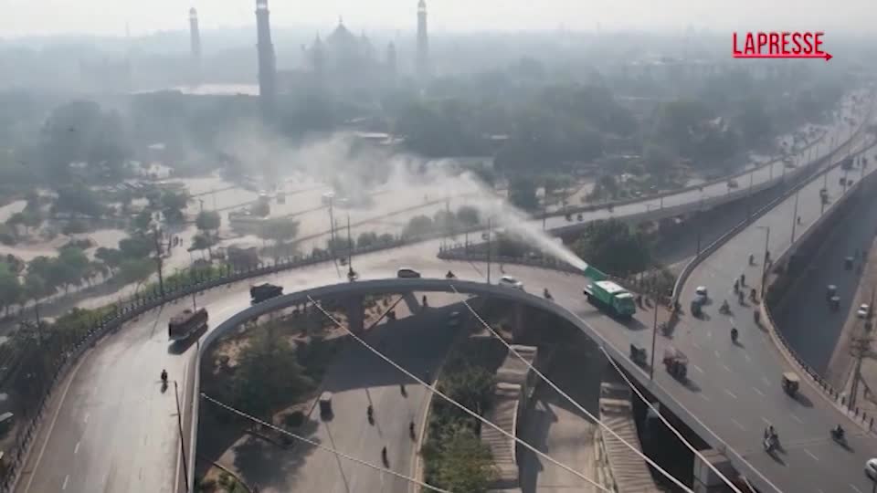 Pakistan, cannoni anti smog in azione a Lahore