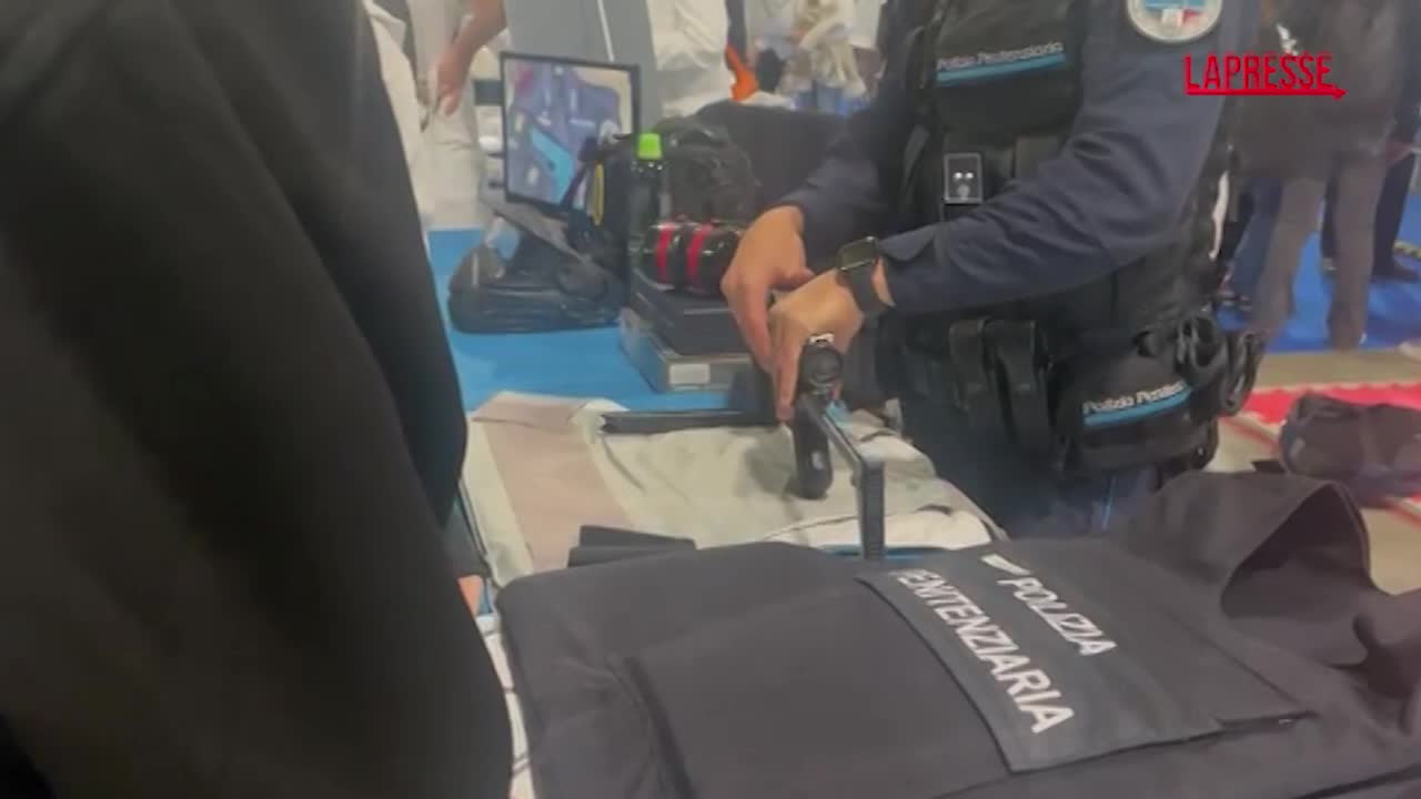 Milano, a Expotraining ragazzi provano armi allo stand della Polizia penitenziaria Milano, a Expotraining ragazzi provano armi allo stand della Polizia penitenziaria