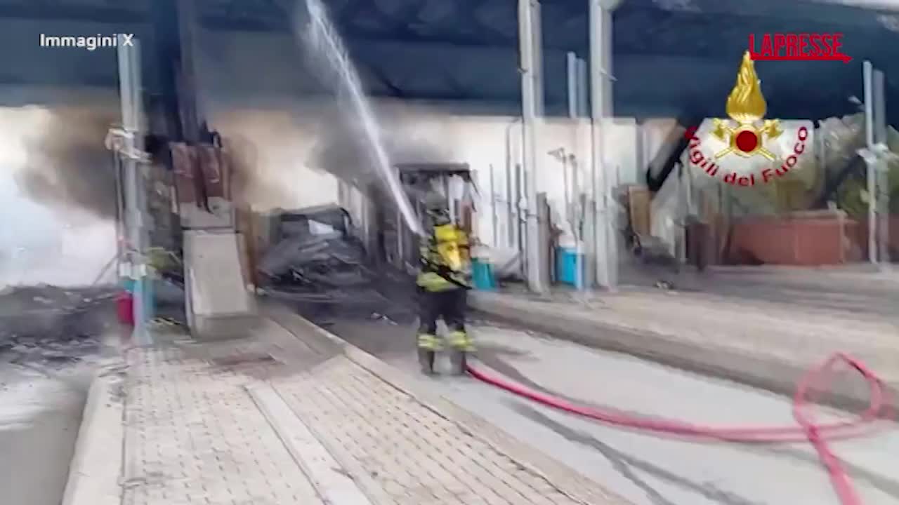 Brescia, incendio a casello autostrada A21: le operazioni di spegnimento Brescia, incendio a casello autostrada A21: le operazioni di spegnimento