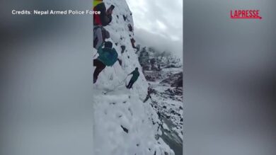 Tormenta di neve in Nepal: 162 escursionisti in difficoltà salvati dalla polizia
