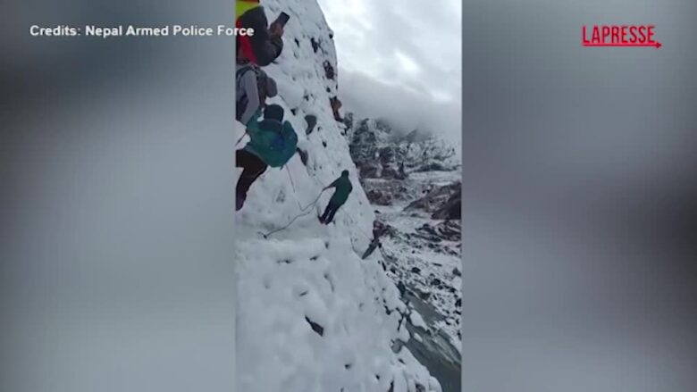 Tormenta di neve in Nepal: 162 escursionisti in difficoltà salvati dalla polizia