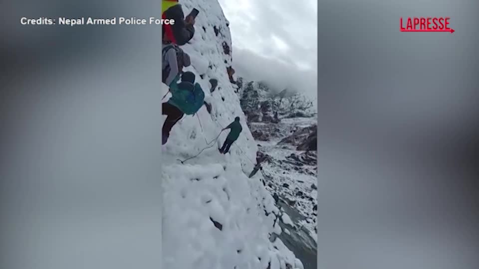 Tormenta di neve in Nepal: 162 escursionisti in difficoltà salvati dalla polizia