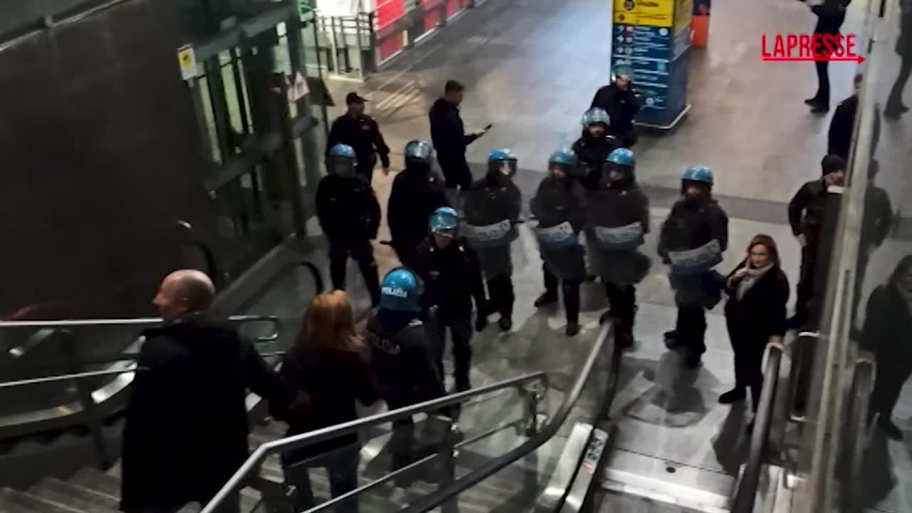 Torino, manifestanti pro Pal tentano di entrare in stazione Porta Susa: tensioni con la polizia Torino, manifestanti pro Pal tentano di entrare in stazione Porta Susa: tensioni con la polizia