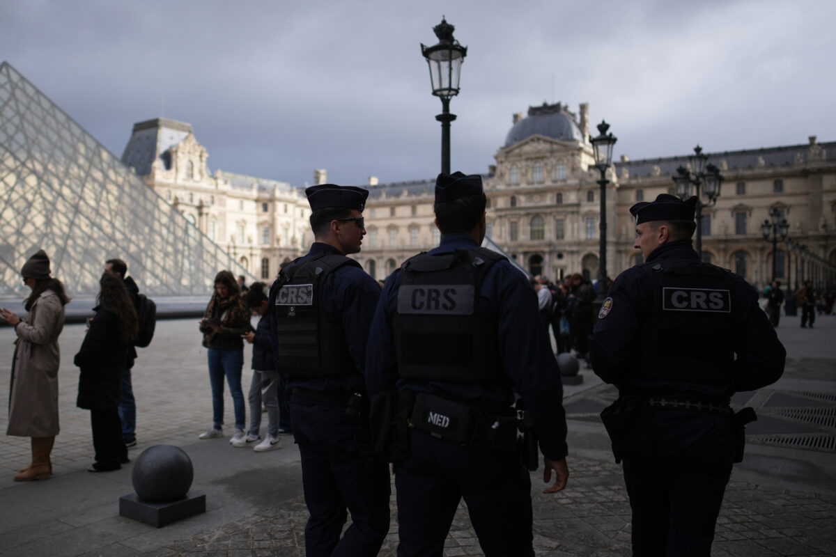 Furto al Louvre, arrestato terzo sospettato Furto al Louvre, arrestato terzo sospettato