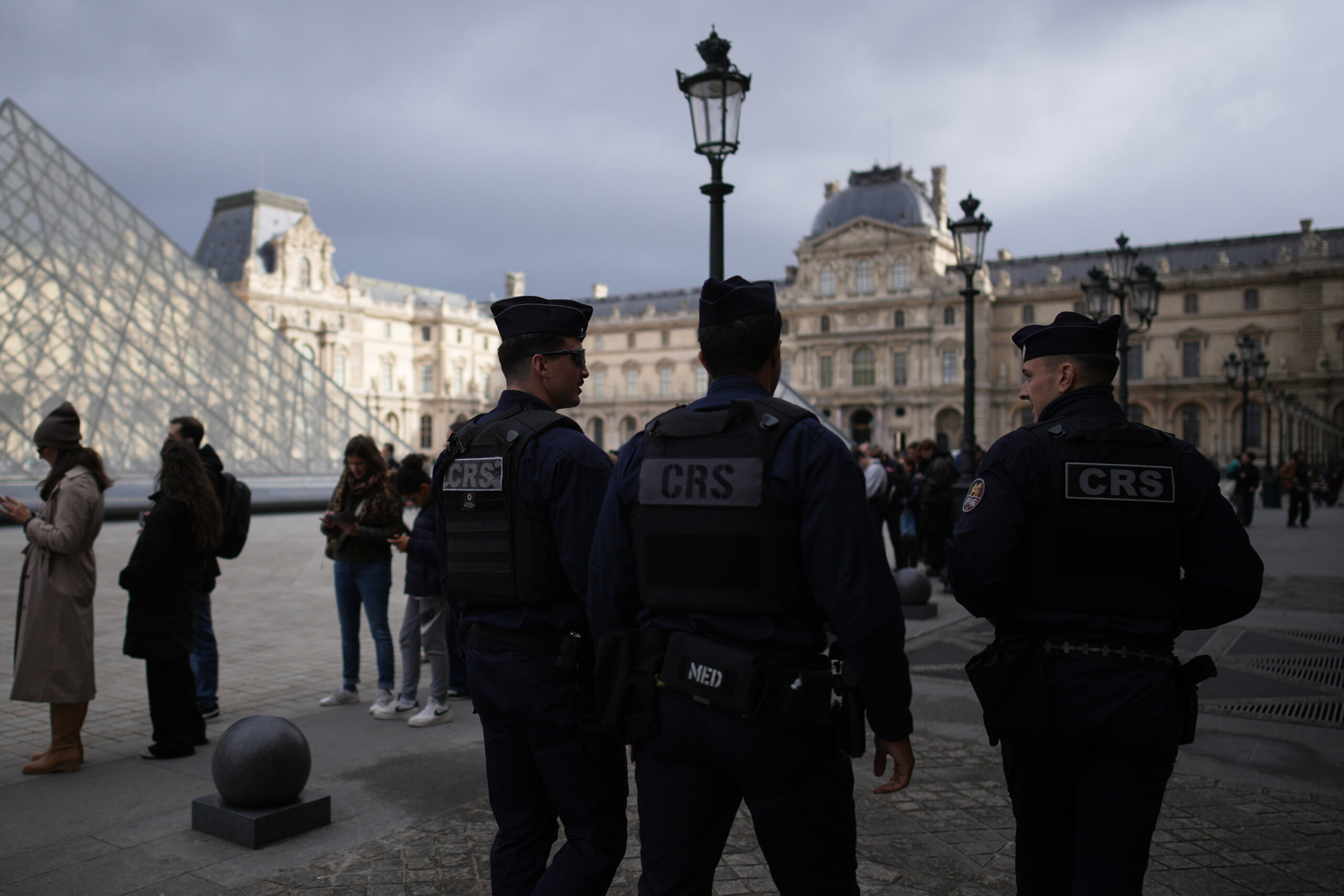 Furto al Louvre, cinque nuovi arresti