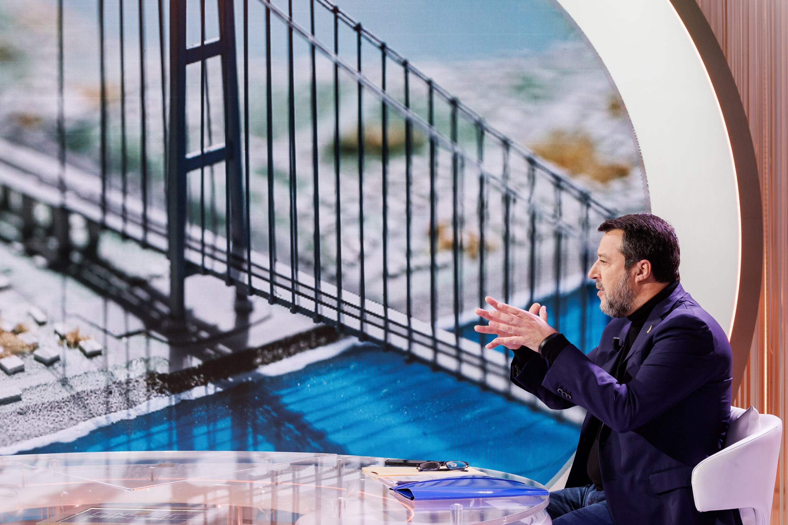 Ponte sullo Stretto, riunione a Palazzo Chigi con Meloni. Salvini: “Determinati ad andare avanti”