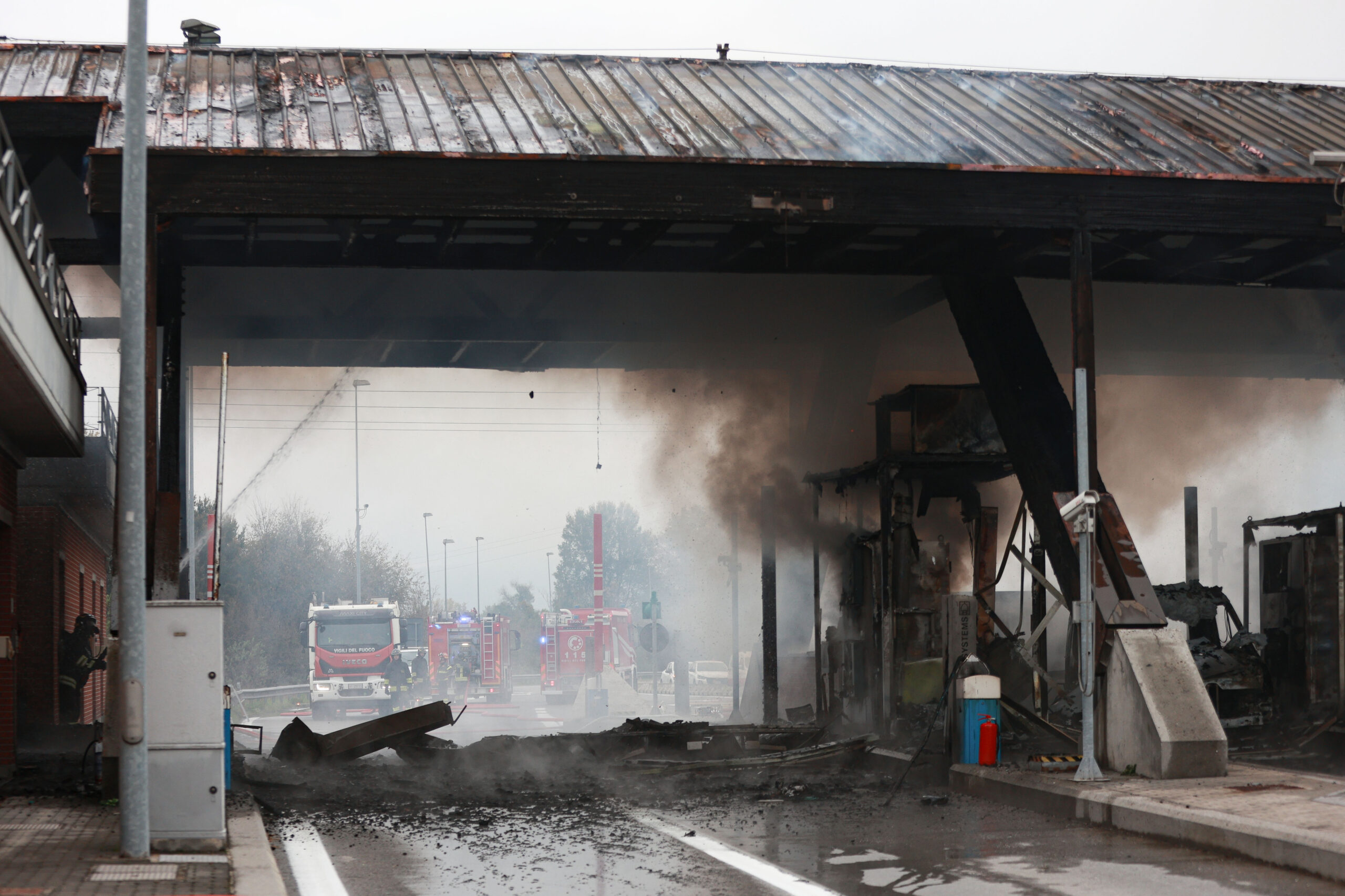 Brescia, in fiamme un casello sull’autostrada A21