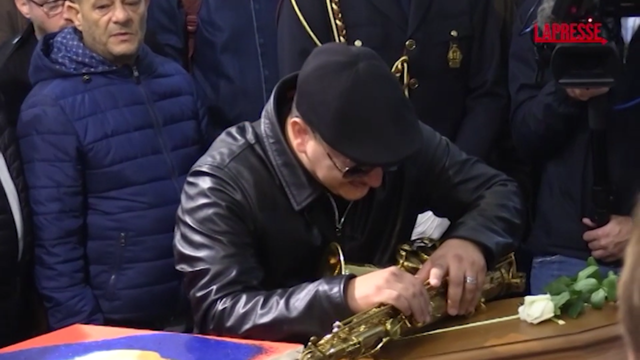 funerali james senese folla per l8217ultimo saluto e il sassofono sopra la bara da Lapresse.it funerali james senese folla per l8217ultimo saluto e il sassofono sopra la bara