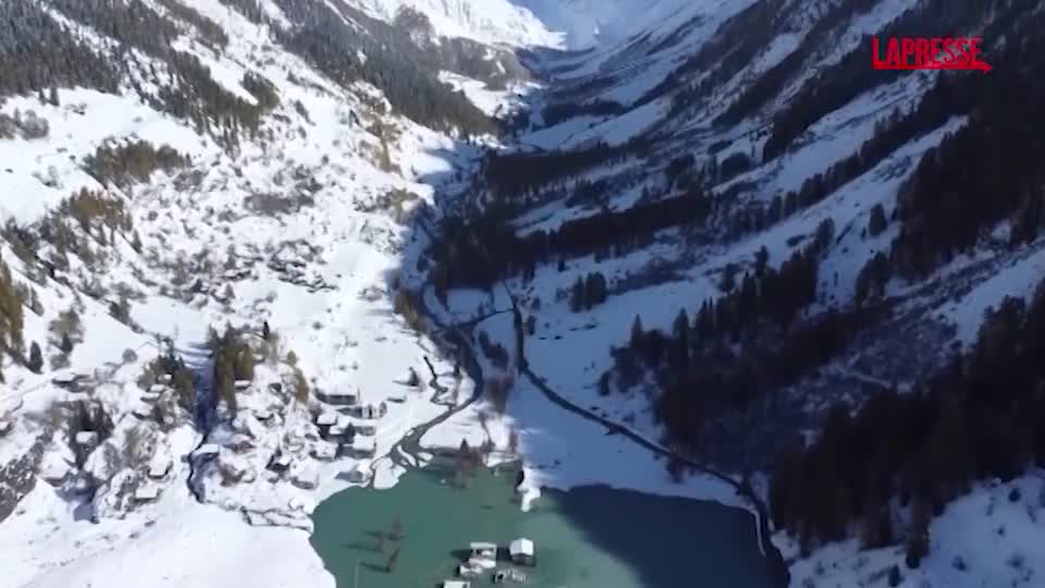 Distrutto da una frana a maggio, il piccolo villaggio svizzero torna a vivere Distrutto da una frana a maggio, il piccolo villaggio svizzero torna a vivere