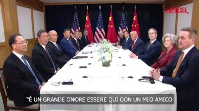 Usa-Cina, Trump e Xi Jinping dialogano seduti al tavolo del colloquio