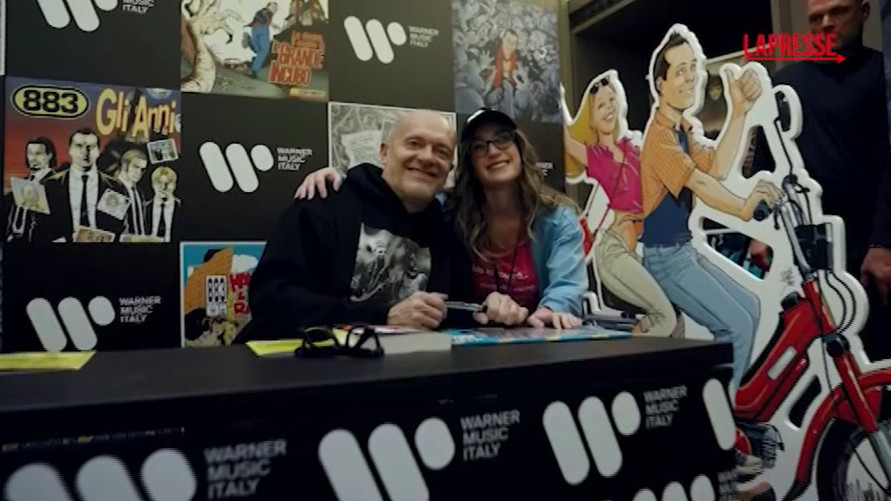 Max Pezzali, ondata di affetto per il cantante al "Lucca Comics & Games" Max Pezzali, ondata di affetto per il cantante al "Lucca Comics & Games"