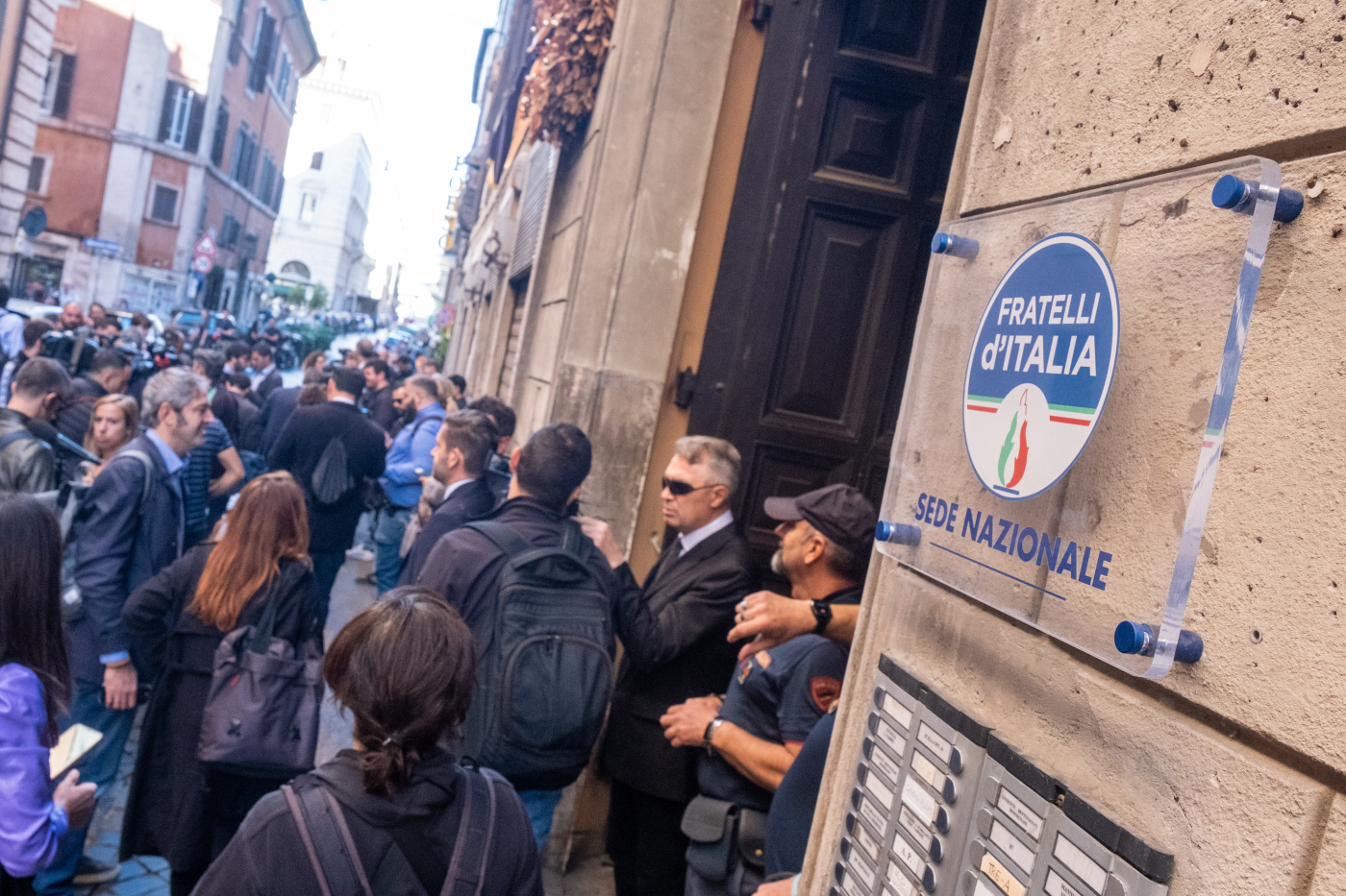 Parma, cori fascisti e inni al Duce nella sede di Fratelli d’Italia. Sindaco: “Non accetteremo questa squallida propaganda” Parma, cori fascisti e inni al Duce nella sede di Fratelli d’Italia. Sindaco: “Non accetteremo questa squallida propaganda”