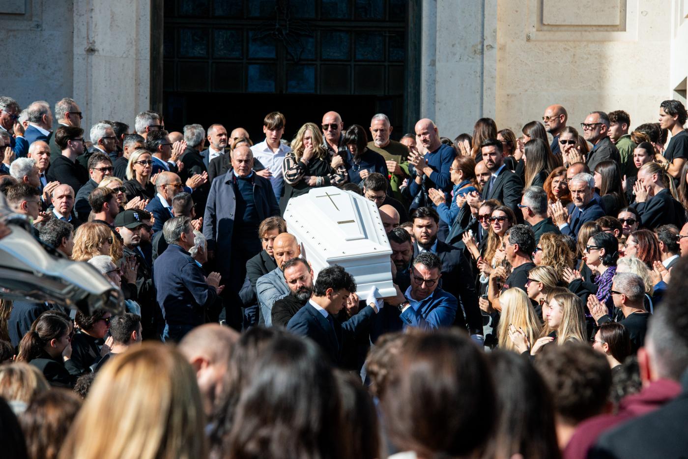 Beatrice Bellucci, in migliaia ai funerali della 20enne morta in un’incidente a Roma Beatrice Bellucci, in migliaia ai funerali della 20enne morta in un’incidente a Roma
