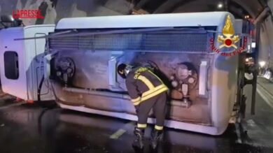 Ascoli Piceno, autobotte di gasolio ribaltata in A14