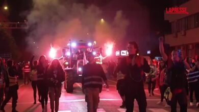 Serbia, migliaia di giovani in marcia anche di notte per grande protesta contro Vucic