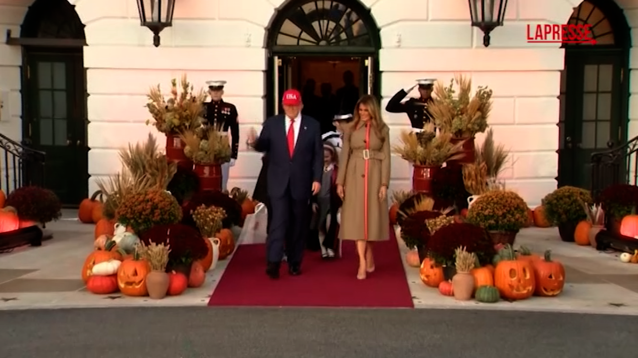 Halloween, Trump e la first lady Melania lo celebrano alla Casa Bianca Halloween, Trump e la first lady Melania lo celebrano alla Casa Bianca