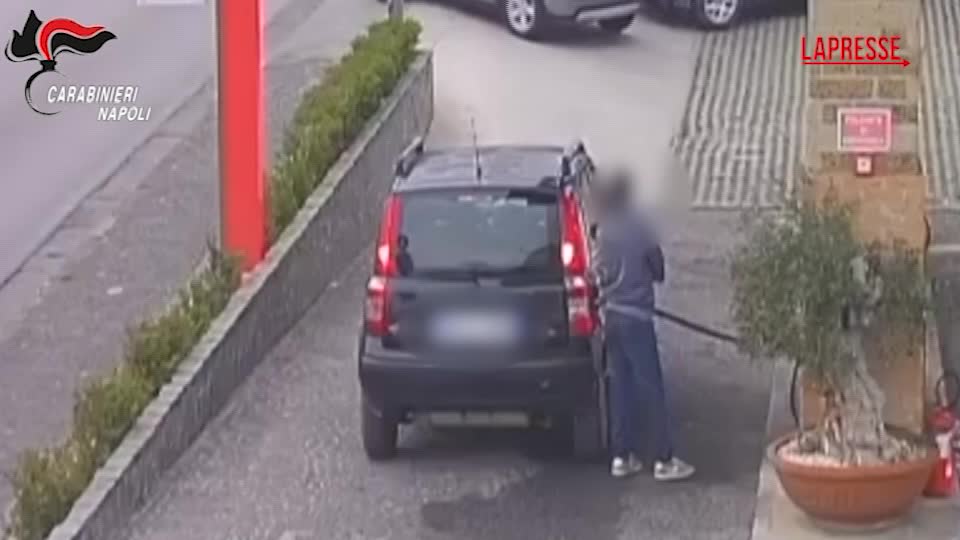 Napoli, donna aggredita dall’ex al distributore: il video Napoli, donna aggredita dall’ex al distributore: il video