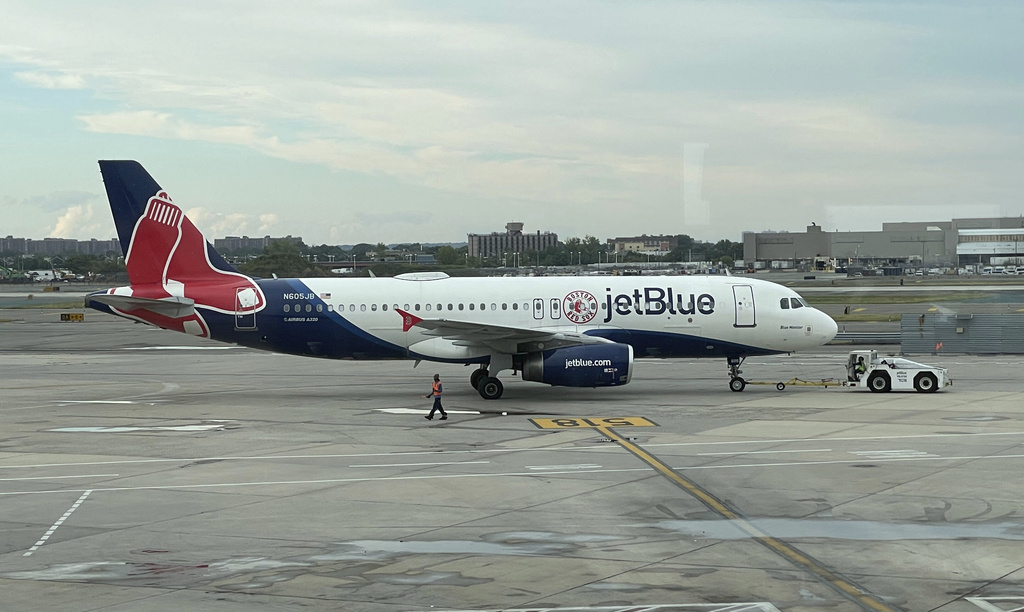 Usa, volo JetBlue perde quota: costretto a un atterraggio di emergenza. Almeno 15 feriti Usa, volo JetBlue perde quota: costretto a un atterraggio di emergenza. Almeno 15 feriti