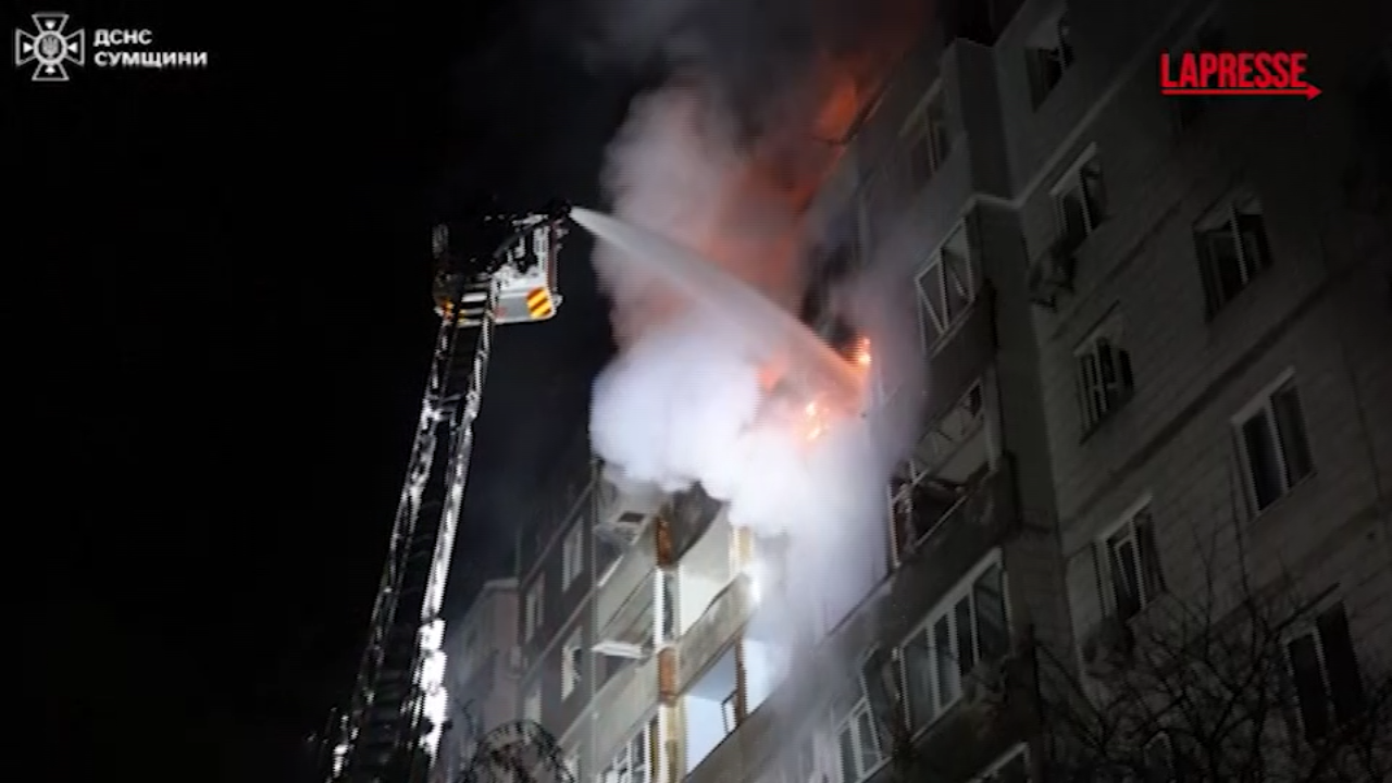 Ucraina, droni russi su Sumy: il video delle esplosioni, le fiamme e la fuga Ucraina, droni russi su Sumy: il video delle esplosioni, le fiamme e la fuga