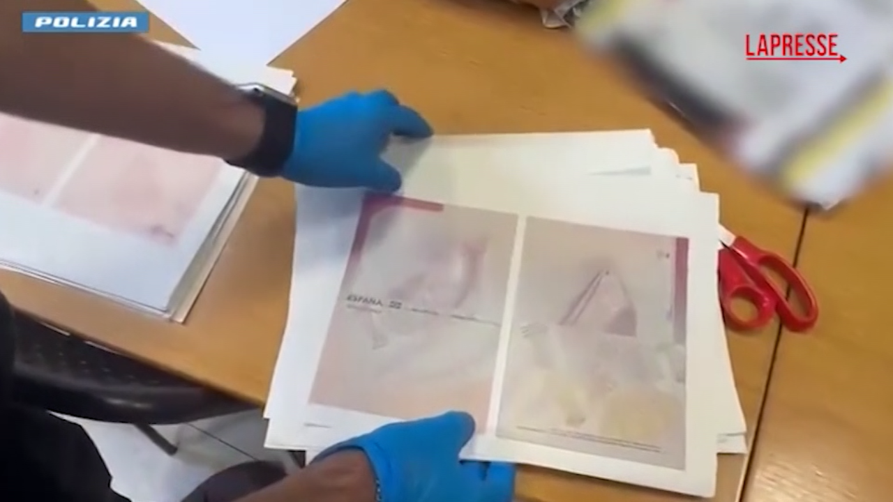 Milano, scoperto laboratorio per documenti falsi: il video dell Milano, scoperto laboratorio per documenti falsi: il video dell