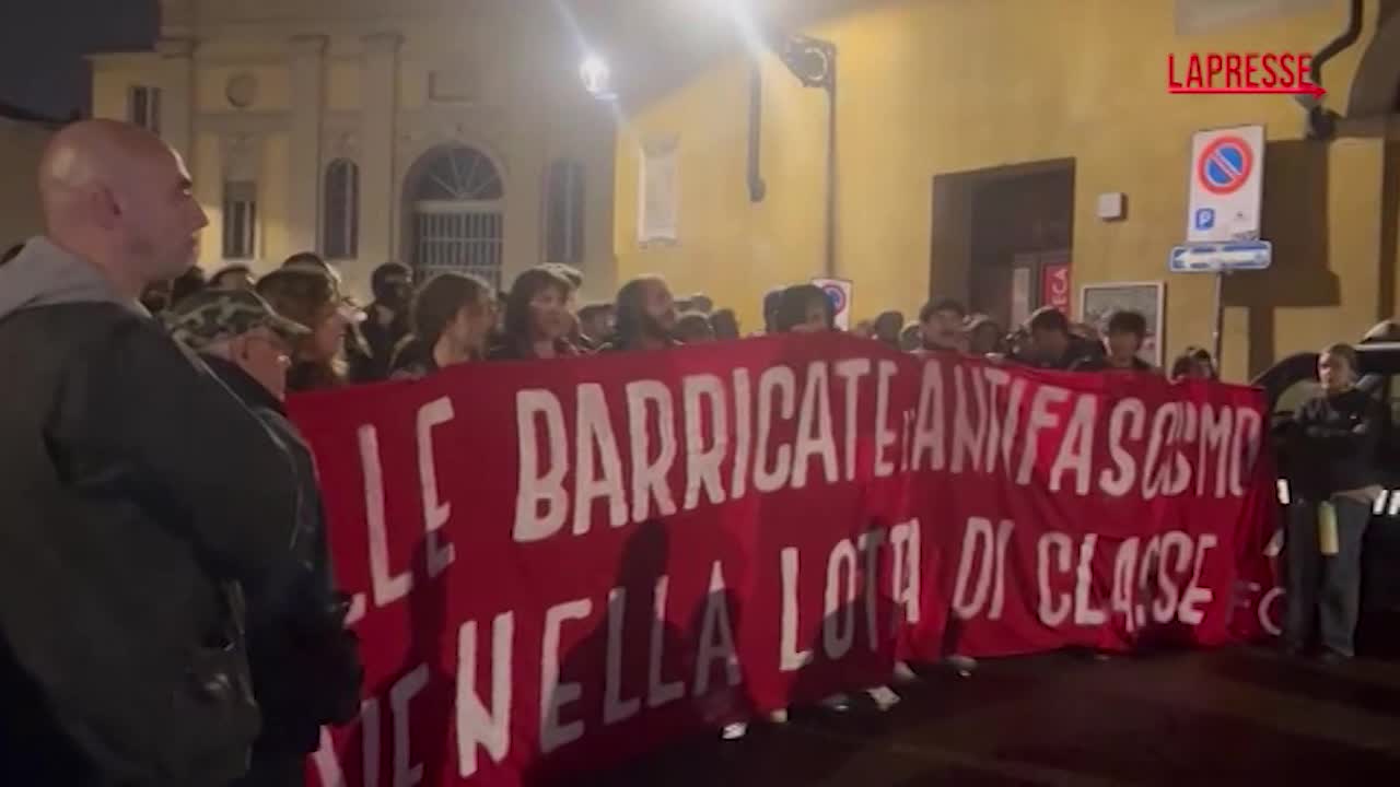 Parma, cori fascisti nella sede di FdI: le immagini del presidio antifascista Parma, cori fascisti nella sede di FdI: le immagini del presidio antifascista