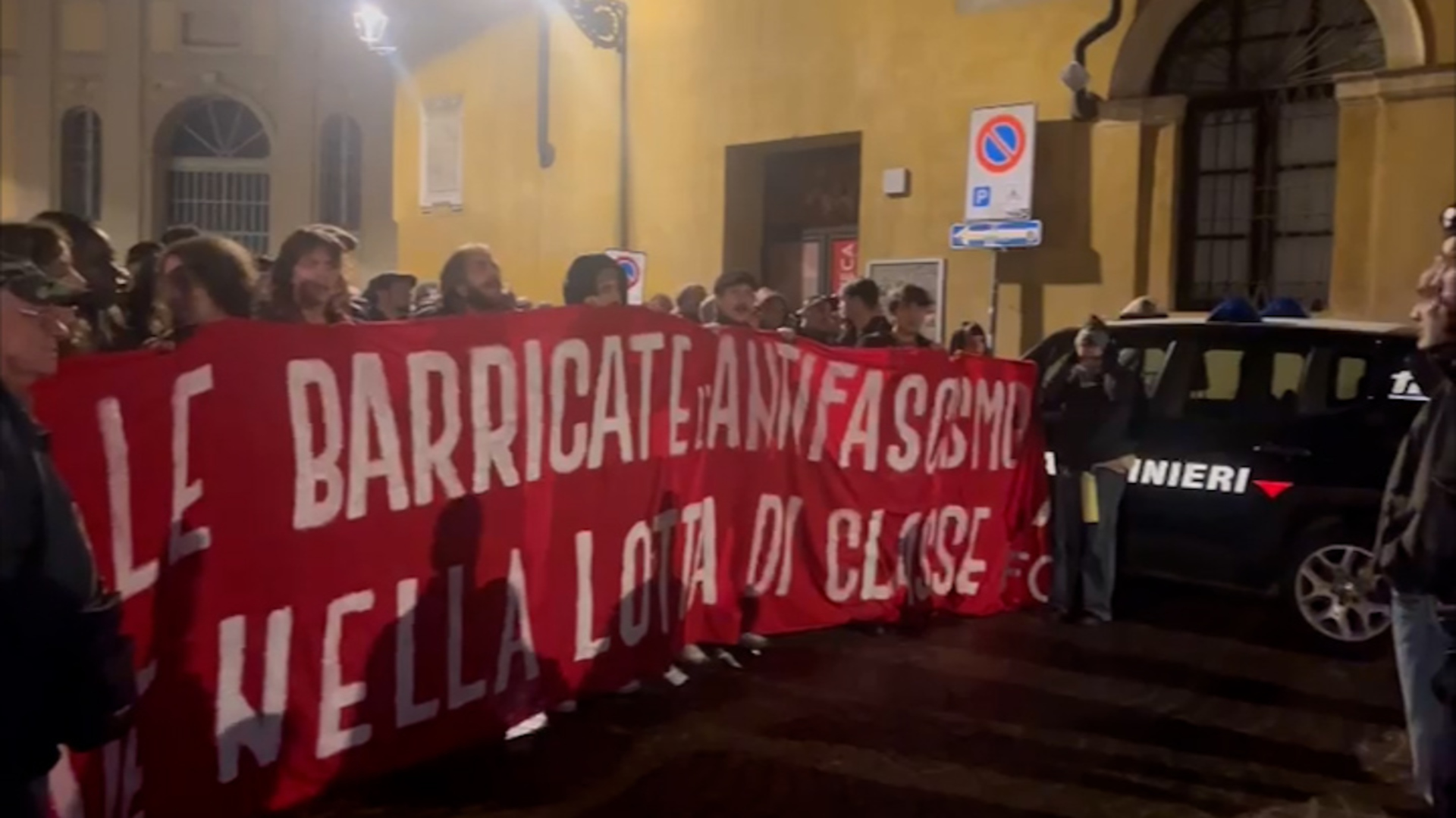 Parma, cori fascisti e inni al Duce nella sede di Fratelli d’Italia. Pd: “Meloni condanni senza esitazione” Parma, cori fascisti e inni al Duce nella sede di Fratelli d’Italia. Pd: “Meloni condanni senza esitazione”