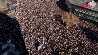 Serbia, folla oceanica a Novi Sad in anniversario crollo: 16 minuti di silenzio per le 16 vittime