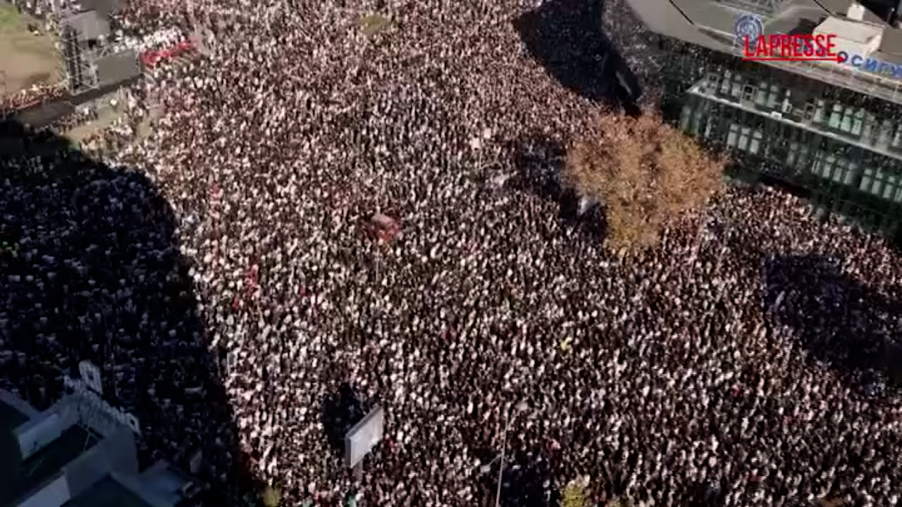 Serbia, folla oceanica a Novi Sad in anniversario crollo: 16 minuti di silenzio per le 16 vittime Serbia, folla oceanica a Novi Sad in anniversario crollo: 16 minuti di silenzio per le 16 vittime