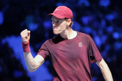 Sinner batte Zverev e vola in finale all’Atp Parigi 2025